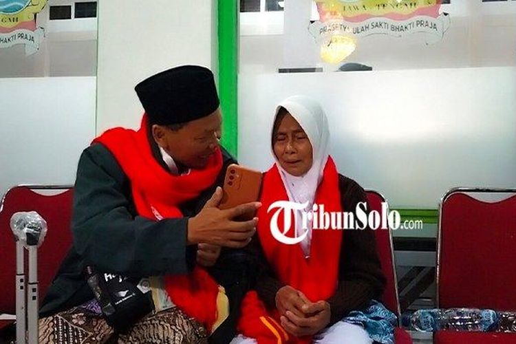 Mbah Marsini yang dibujuk Muhtadi tetangganya agar mau segera masuk ke dalam gedung Muzdalifah, Asrama Haji Donohudan, Ngemplak Boyolali, Selasa (23/5/2023) 
