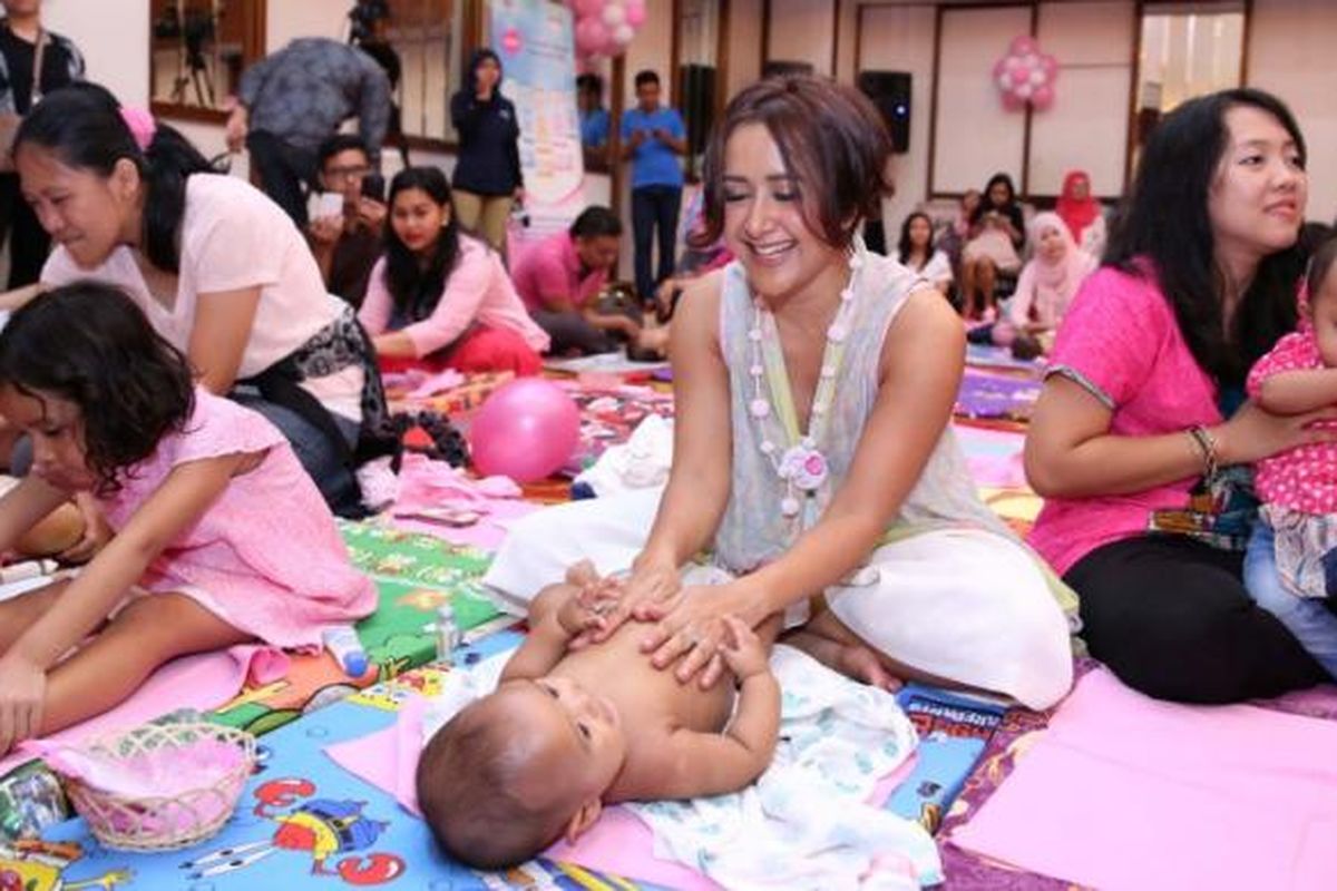 Aktris Widi Mulia mempraktikkan pijat bayi dalam kegiatan My Baby Lovely Spa.