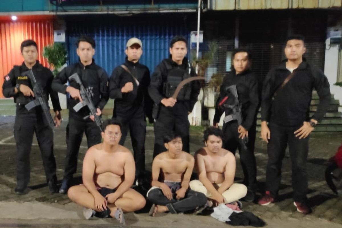 Tampak tiga anggota Gangster Warsil Dalem 58 dibekuk tim Eagle One Polres Metro Jakarta Selatan di Jalan Pondok Indah, Jakarta Selatan, Minggu (14/4/2019).