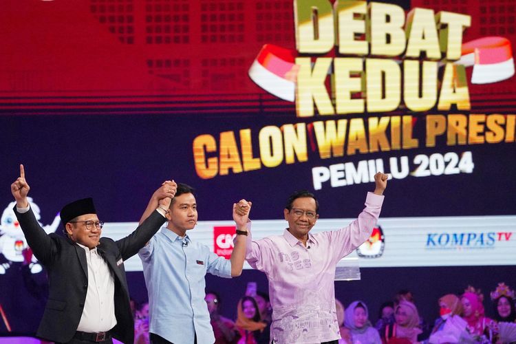 Tiga calon wakil presiden, yaitu Muhaimin Iskandar, Gibran Rakabuming Raka, dan Mahfud MD (dari kiri kanan), dalam Debat Calon Wakil Presiden Pemilu 2024 di Ballroom Jakarta Convention Center, Jakarta, Jumat (22/12/2023). 
