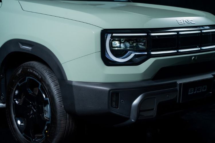 Selama GIIAS 2025, 500 pembeli pertama bisa bawa pulang BJ30 Hybrid dengan harga promo mulai Rp 499 juta (OTR Jakarta). Versi CBU ini bahkan setara harga produksi lokal. 