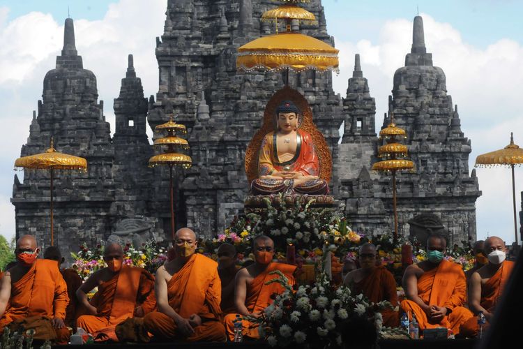 Bhikkhu bersembahyang pada Perayaan Waisak 2566 BE/2022 di Candi Sewu, Prambanan, Klaten, Jawa Tengah, Senin (16/5/2022). Perayaan Waisak 2566 BE/2022 yang diikuti umat Buddha dari Jawa Tengah dan Yogyakarta itu mengangkat tema ''Dalam Cinta Kasih, Semua Bersaudara''.