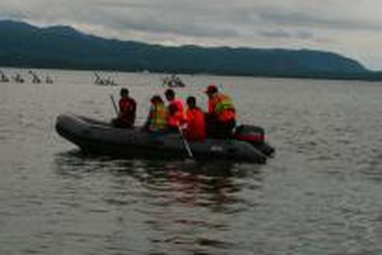 Tim SAR Pinrang, Sulawesi Selatan saat melakukan pencarian nelayan yang hilang di perairan Lero, Suppa, Pinrang, sore tadi