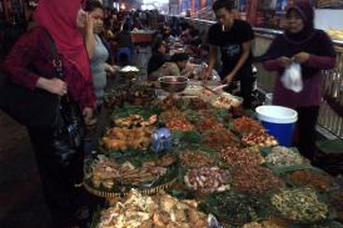 Para pengunjung tengah memilih makanan di pusat kuliner Blok M, Jakarta Selatan.