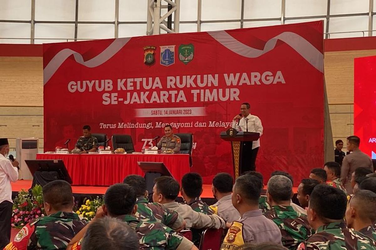 Penjabat Gubernur DKI Heru Budi Hartono saat berinteraksi dengan ketua RW se-Jakarta Timur di Jakarta International Velodrome, Jakarta Timur, Sabtu (14/1/2023).  
