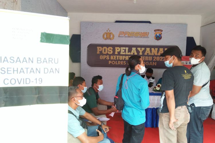 Warga memadati gerai vaksinasi di pos pelayanan Polres Lamongan, yang terletak di Terminal Lamongan, Jumat (29/4/2022).