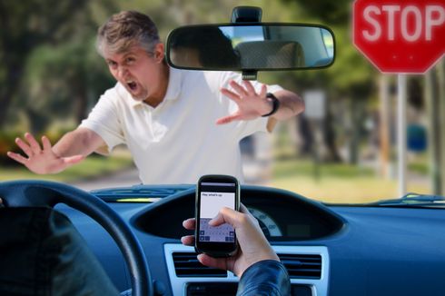 Mengemudikan Mobil Sambil Main Ponsel Dianggap Biasa di Indonesia