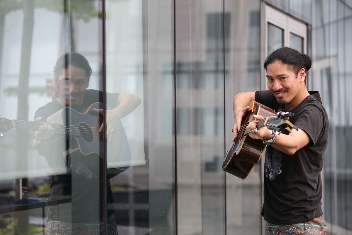 Penyanyi asal Jepang, Hiroaki Kato mengunjungi Kantor Redaksi Kompas.com, Menara Kompas, Palmerah Selatan, Jakarta Pusat, Rabu (24/4/2019). Ia meluncurkan single terbarunya berjudul Beda Selera yang bercerita tentang makanan favoritnya yang kebanyakan adalah masakan Indonesia.