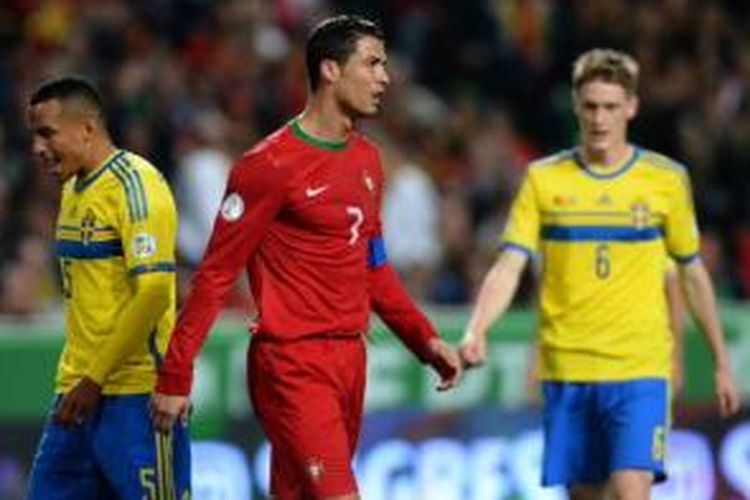 Kapten tim nasional Portugal, Cristiano Ronaldo (tengah), saat melawan Swedia pada play-off Piala Dunia 2014 di Stadion da Luz, Lisabon, Jumat (15/11/2013).