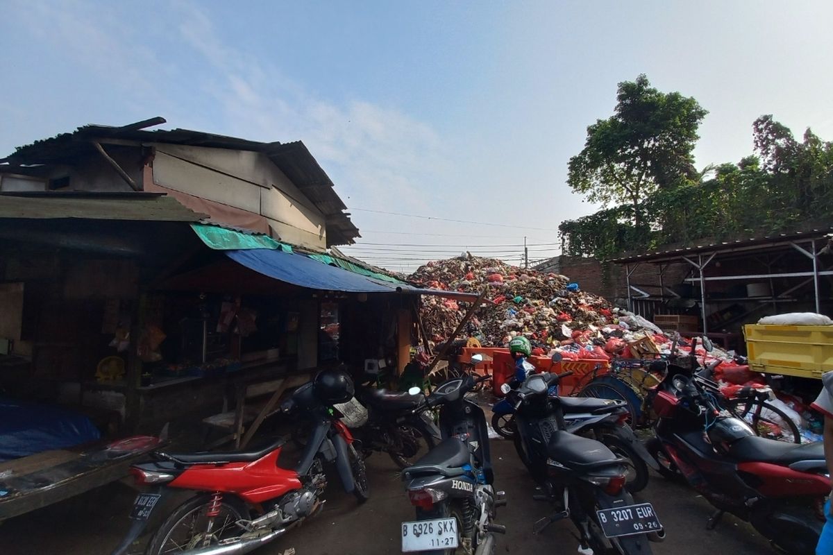 Kios makanan tempat yang posisinya bersinggungan langsung dengan TPS Pasar Kemiri Muka, Depok, dikerubungi belatung pada Selasa (30/5/2023).