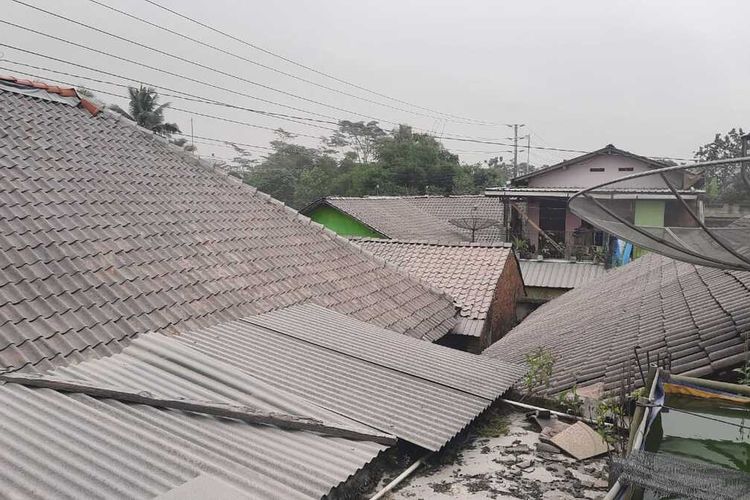Hujan abu tebal terpantau melanda sebagian wilayah Kecamatan Tegalrejo Kabupaten Magelang, Jawa Tengah, akibat erupsi Gunung Merapi, sejak pukul 13.00 WIB, Sabtu (11/3/2023).