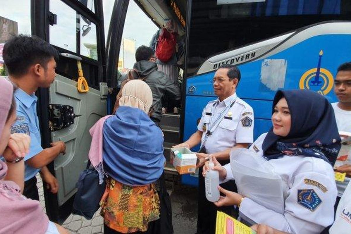 Perum PPD Operator bus TransJabodetabek membagikan masker gratis ke penumpang di Pool Halte Mega City Bekasi, Senin, (9/3/2020).