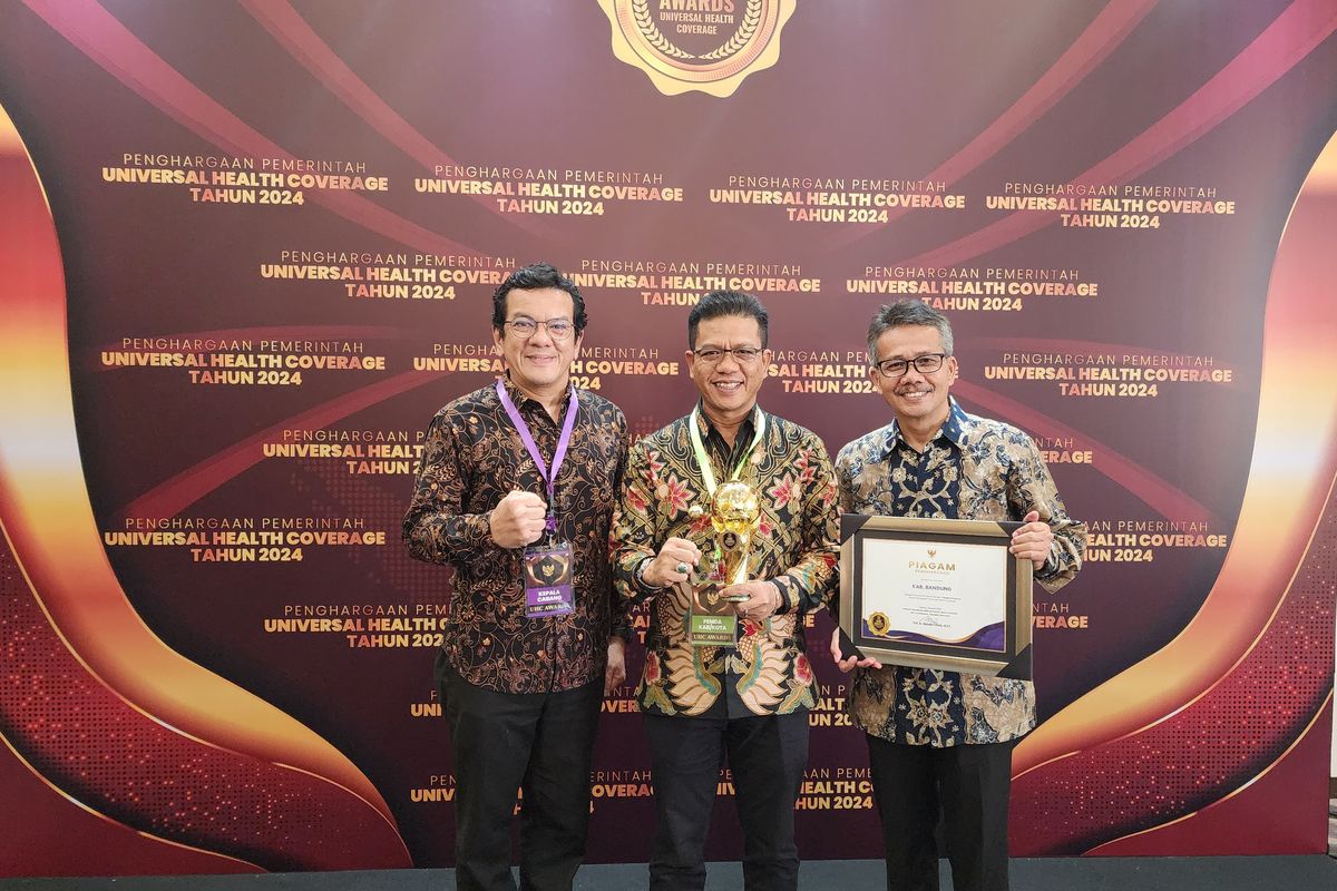 Bupati Bandung Dadang Supriatna kembali meraih penghargaan Universal Health Coverage (UHC) Award di Krakatau Grand Ballroom Taman Mini Indonesia Indah (TMII), Jakarta Timur, Kamis (8/8/2024). 
