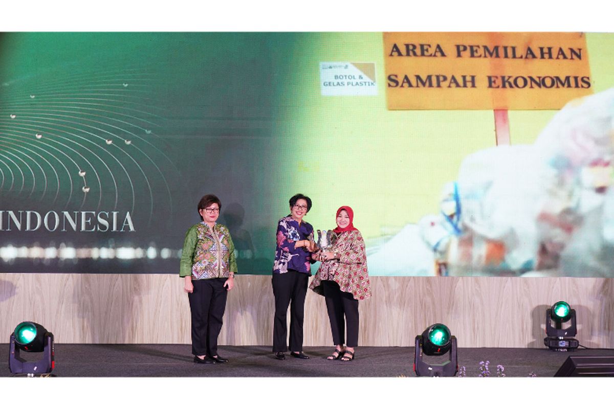 Direktur Jenderal Pengelolaan Sampah, Limbah dan Bahan Beracun Berbahaya (PSLB3) Rosa Vivien Rahmawati kepada Direktur Corporate Affairs & Sustainability PT Nestlé Indonesia Sufintri Rahayu.