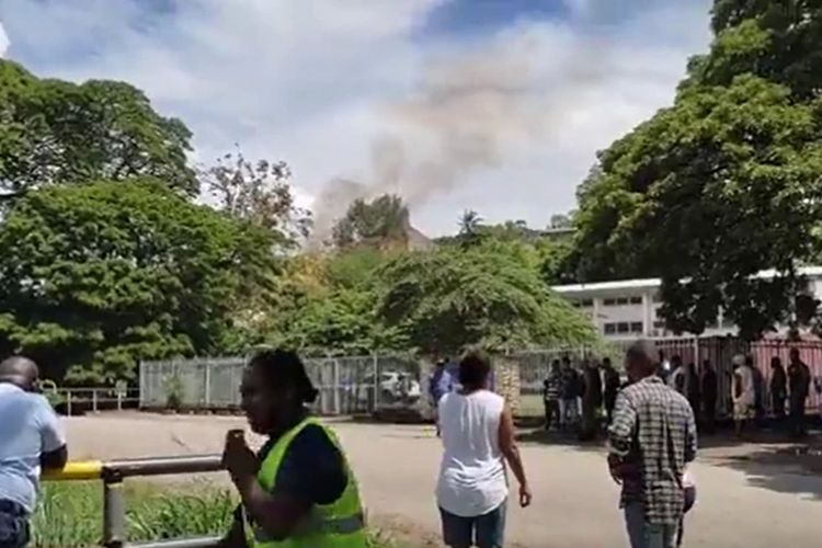 Kerusuhan terjadi di Kota Honiara yang dipicu oleh isu hubungan diplomatik Pemerintah Kepulauan Solomon dengan Pemerintah China yang ditentang oleh sejumlah pihak.
