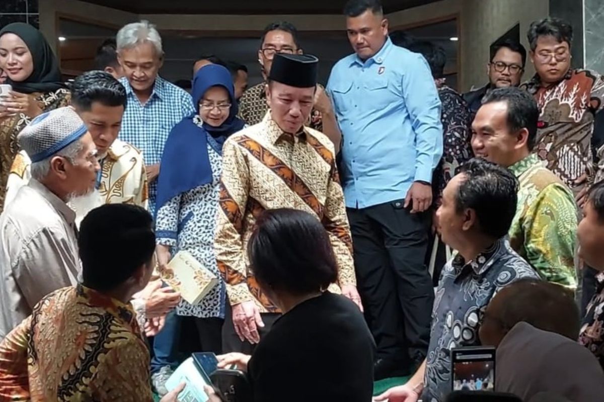 Presiden ke-7 Republik Indonesia Joko Widodo saat keluar usai menghadiri rapat senat terbuka di auditorium Fakultas Kehutanan UGM.