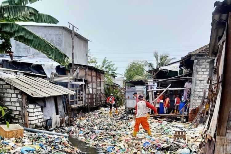 Petugas Pemkot Surabaya saat membersihkan tumpukan sampah di Sungai Kalianak, Kota Surabaya, Senin (7/2/2022). ANTARA/HO-Pemkot Surabaya