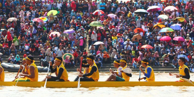 Festival Pacu Jalur diikuti lebih dari 12.000 pedayung yang tergabung dalam 193 jalur, istilah untuk tim yang ikut berlomba. Lomba berlangsung di Tepian Narosa Teluk Kuantan, Kabupaten Kuantan Singingi, Riau, 23-26 Agustus 2017. 