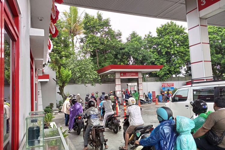 Sejumlah pengendara mengantre di salah satu stasiun pengisian bahan bakar umum atau SPBU di wilayah Kota Bogor, Jawa Barat, Sabtu (3/9/2022).