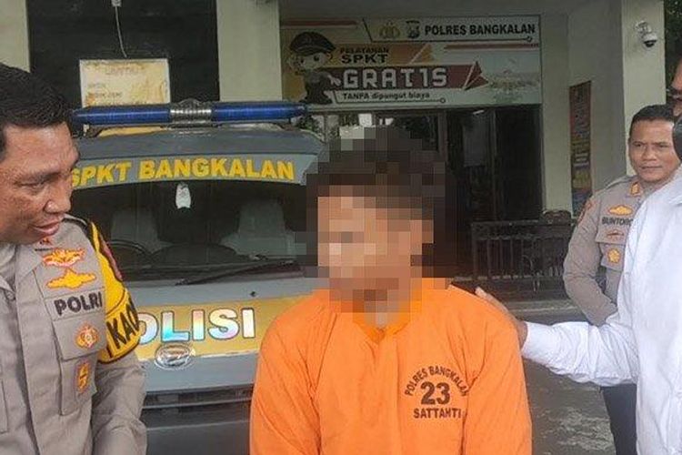 Kapolres Bangkalan AKBP Febri Isman Jaya menanyai pelaku pencurian motor di Bangkalan, AB, Senin (22/4/2024). AB dan rekannya, MT, sudah beberapa kali curi motor, salah satunya milik polisi.