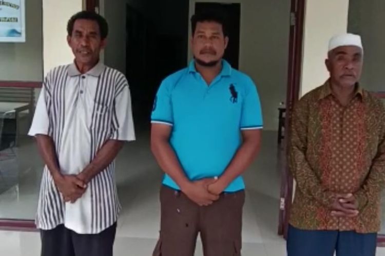 Ilham Rering (tengah) pria yang menginjak bendera Merah Putih meminta maaf di kantor polisi sub sektor (Polsubsektor) Watubela Kesui, Kabupaten Seram Bagian Timur, Maluku, Selasa (13/9/2022)