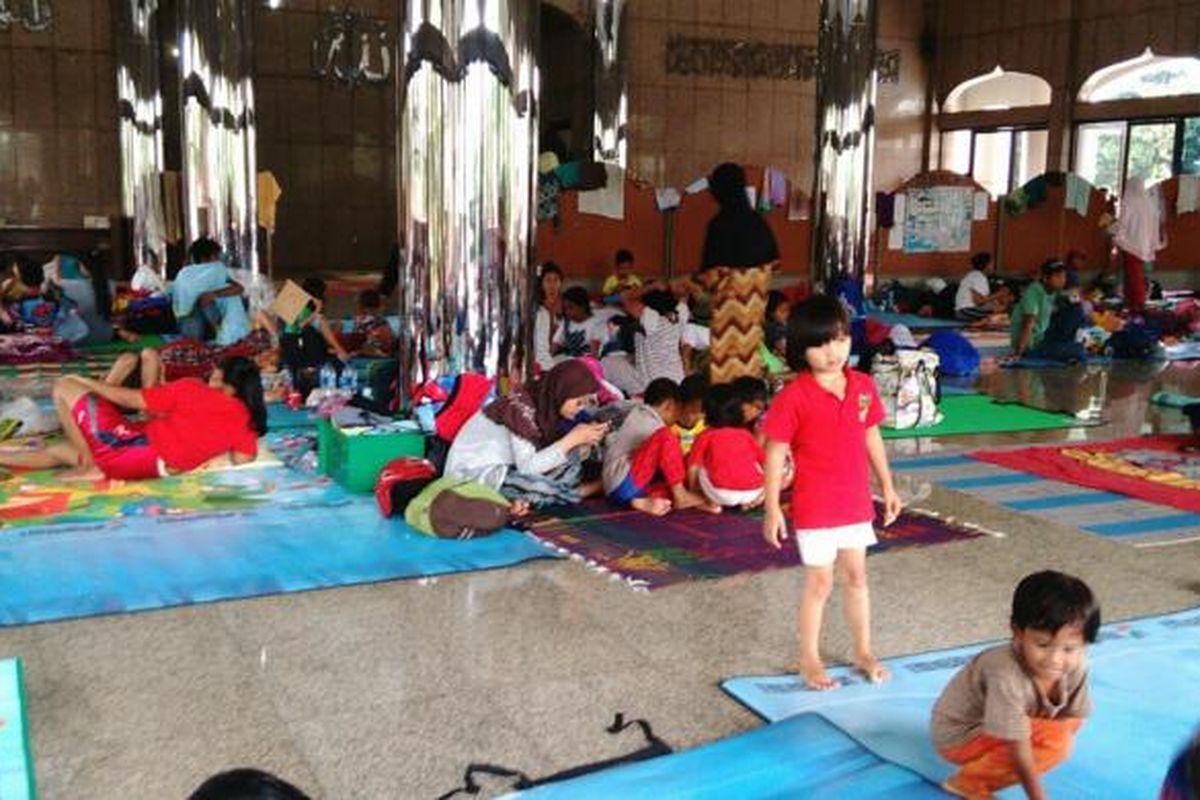 Ratusan warga Cipinang Melayu, Makasar, Jakarta Timur yang kebanjiran mengungsi di Masjid Universitas Borobudur. Senin (20/2/2017). 