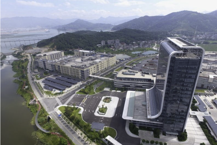 Photo dokumentasi yang diabadikan pada 11 September 2019 ini menunjukkan gedung teknologi dan pusat rekayasa Contemporary Amperex Technology Co., Limited (CATL) di kota Ningde, Provinsi Fujian, China Selatan. (Xinhua/Lin Shanchuan)