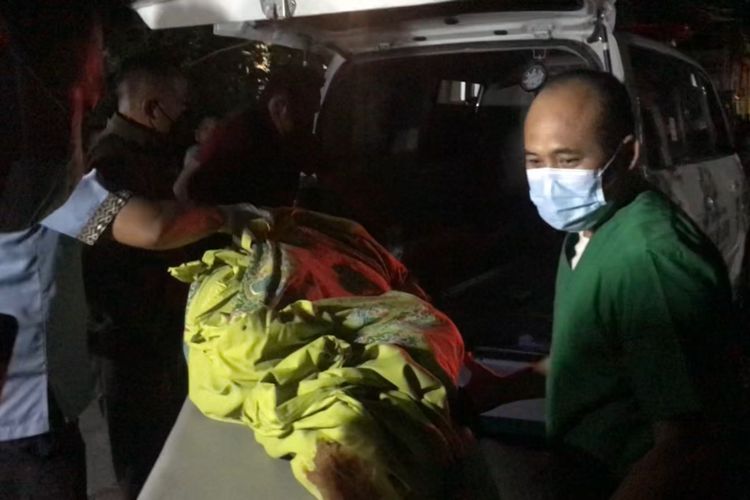 EVAKUASI--Jasad seorang kakek ditemukan tewas berlumuran darah di sebuah kamar kos di Jalan Karel Sadsuitubun, Kelurahan Banyudono, Kecamatan Ponorogo, Kabupaten Ponorogo, Jawa Timur dievakuasi polisi, Sabtu (6/11/2021) malam.