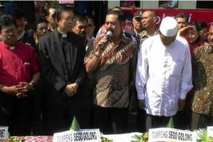 Pemuka agama di Solo berdoa untuk Jokowi-JK, Senin (20/10/2014). Ada tujuh tumpeng di depan mereka sebagai simbol syukur.