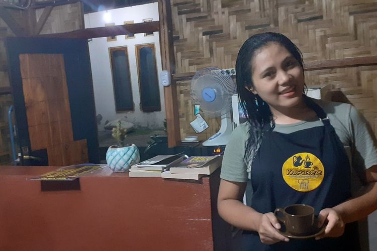 Kedai KopiBee bagi kaum milenial di Jalan Utama Peto, Kelurahan Peot, Kecamatan Borong, Kabupaten Manggarai Timur, NTT. seorang perempuan milenial lulusan SMA berani membuka usaha Kedai KopiBee bagi kaum milenial, Jumat, (14/3/2020). (KOMPAS.com/MARKUS MAKUR)