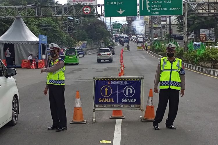 Ilustrasi polisi menerapkan sistem ganjil genap di Simpang Gadog, Puncak Bogor, Jawa Barat.