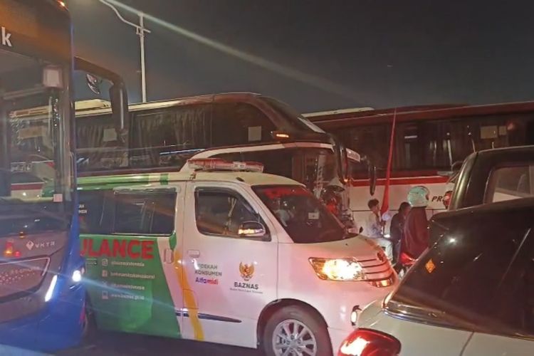 Sirene Meraung, Ambulans Sulit Melintas di Kemacetan Dekat Monas Usai Zikir Kebangsaan