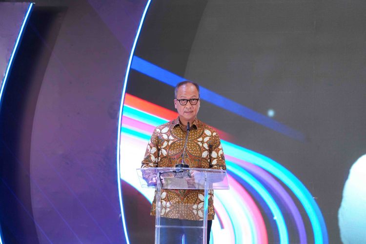Menteri Perindustrian Agus Gumiwang Kartasasmita memberikan sambutan pada Pembukaan Pabrik Baru PT Daimler Commercial Vehicles Manufacturing Indonesia (PT DCVMI) di Kawasan Industri Delta Silicon 8, Cikarang, Jawa Barat, Selasa (10/6/2025).