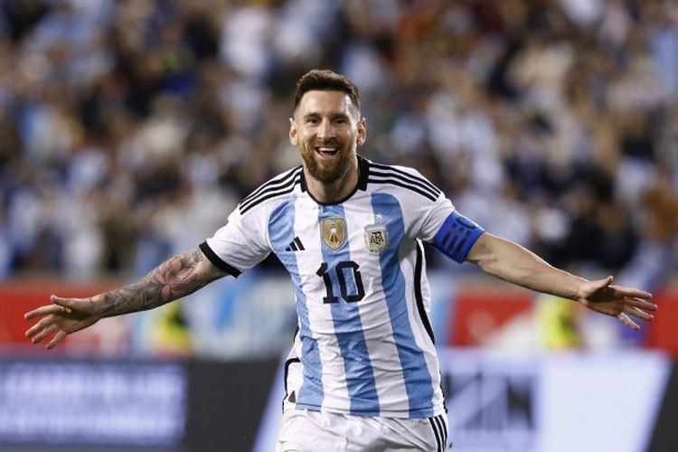 Kapten timnas Argentina, Lionel Messi, merayakan golnya pada laga uji coba FIFA Matchday kontra Jamaika yang berlangsung di Red Bull Arena, New Jersey, Amerika Serikat, Rabu (28/9/2022) pagi WIB. Pada Piala Dunia 2022 Qatar nanti, Argentina tergabung di Grup C bersama Arab Saudi, Meksiko, dan Polandia.