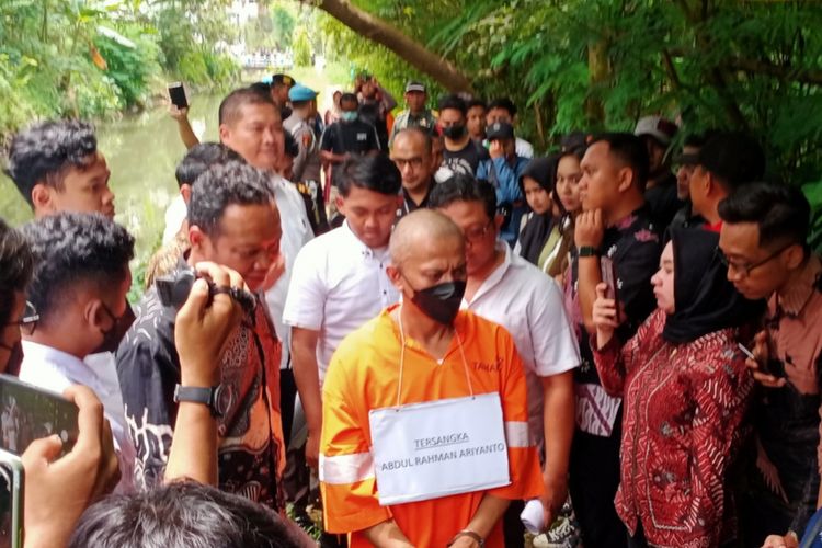 Tersangka Abdul Rahman (44) saat menjalani rekonstruksi dalam kasus pembunuhan dan mutilasi yang dilakukannya kepada korban, Adrian Prawono (34). 