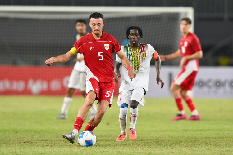 Pemain Timnas U22 Indonesia Ivar Jenner (kiri) menguasai bola dengan dibayangi pesepak bola Timnas U22 Mali Hamidou Makalou (kanan) pada laga uji coba FIFA Match Day di Stadion Pakansari, Kabupaten Bogor, Jawa Barat, Sabtu (15/11/2025). Timnas Indonesia U-22 kalah dengan skor 0-3. ANTARA FOTO/Fauzan/tom.