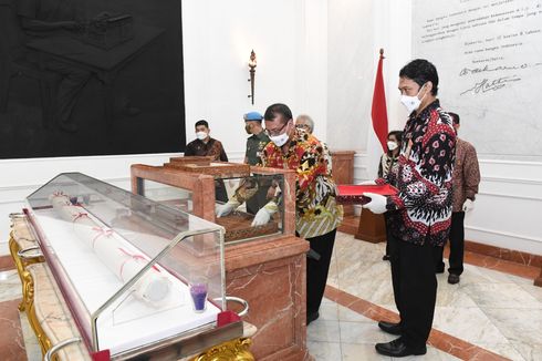 Naskah Asli Teks Proklamasi Disandingkan dengan Bendera Pusaka di Istana Merdeka