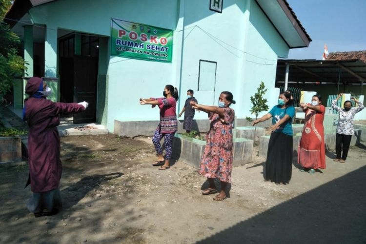 Sejumlah pasien Covid-19 yang sedang isolasi di Rumah Sehat SMPN 1 Mojowarno Kabupaten Jombang, Jawa Timur, melakukan olahraga untuk meningkatkan kebugaran.