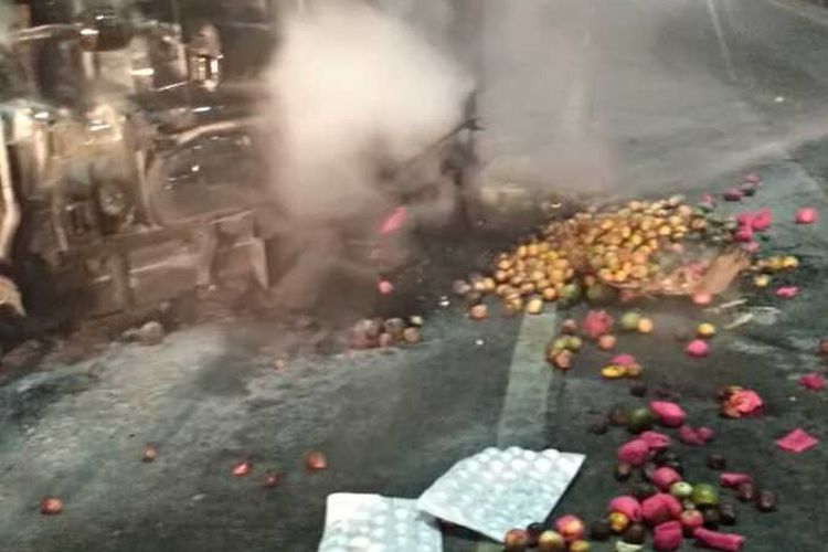 Asap mengepul dari mobil pikap yang terbakar. Seorang sopir tewas terbakar dengan luka hingga 90 persen. Terlihat buah-buahan berserakan di jalan raya pada Sabtu (4/9/2021) pagi.