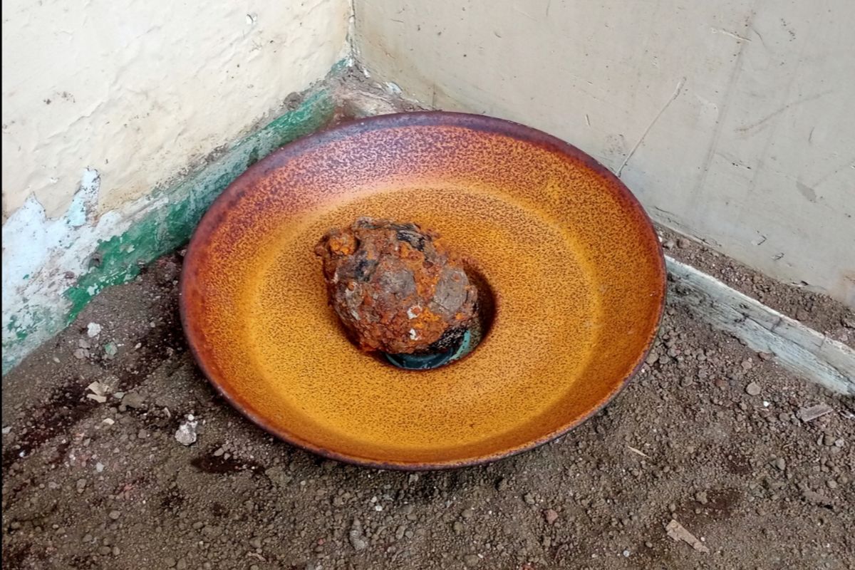 Sebuah benda yang diduga granat aktif ditemukan oleh seorang tukang di salah satu rumah di Jalan Candi Bajang Ratu Blok I, Kota Malang, Jawa Timur.