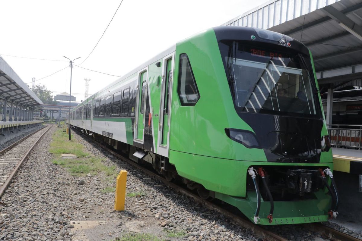 Kereta Api Feeder penghubung antara Stasiun Padalarang-Bandung bagi penumpang Kereta Cepat Whoosh.
