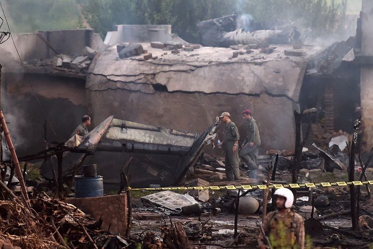 Lokasi jatuhnya pesawat militer milik Pakistan di permukiman warga di Rawalpindi, yang menewaskan hingga 13 orang, Selasa (30/7/2019).