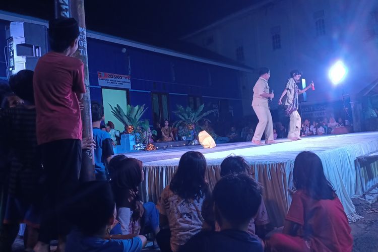 Sejumlah anak-anak sangat antusian menyaksikan penampilan Teater Abdup Muluk di kawasan Payo Sigadung, Kelurahan Rawasari, Kecamatan Alam Barajo, Kota Jambi, Sabtu (18/10/2025).