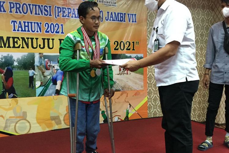Gigih Dwi Prasetyo (26) atket panahan paralimpik dari Tanjung Jabung Barat mendapatkan medali emas untuk kategori Wheelchair jarak 20 meter Juli 2021/istimewa