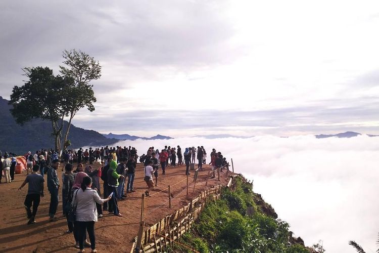 Pengunjung terlihat di area Tongkonan Lempe, Lolai, Toraja Utara