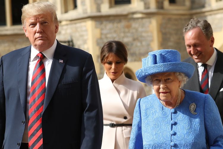 Presiden AS Donald Trump (kiri) bersama Ratu Elizabeth II.