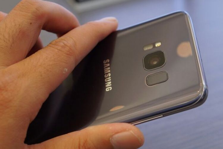 Kamera dan sensor sidik jari berdampingan di punggung Samsung Galaxy S8 dan S8+