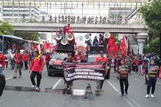 Massa Buruh Sambut BEM UI yang Ikut Gabung Demo di Jalan MH Thamrin