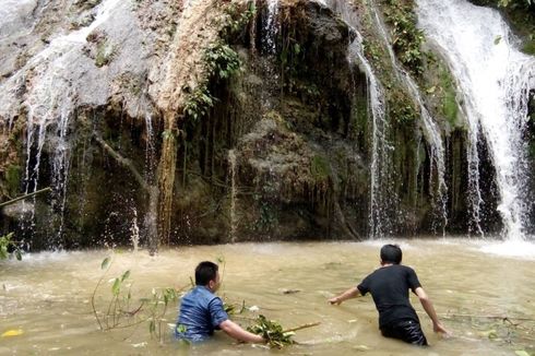 Aksi Bersih-bersih Air Terjun Humogo di Gunungsitoli Idanoi