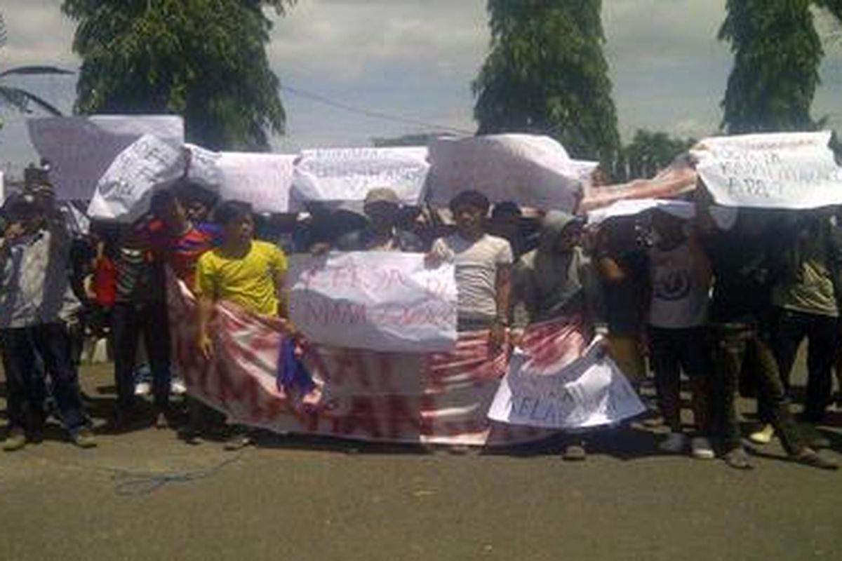 Aksi unjuk rasa warga Mesuji di Bandar Lampung, Kamis (12/12012).